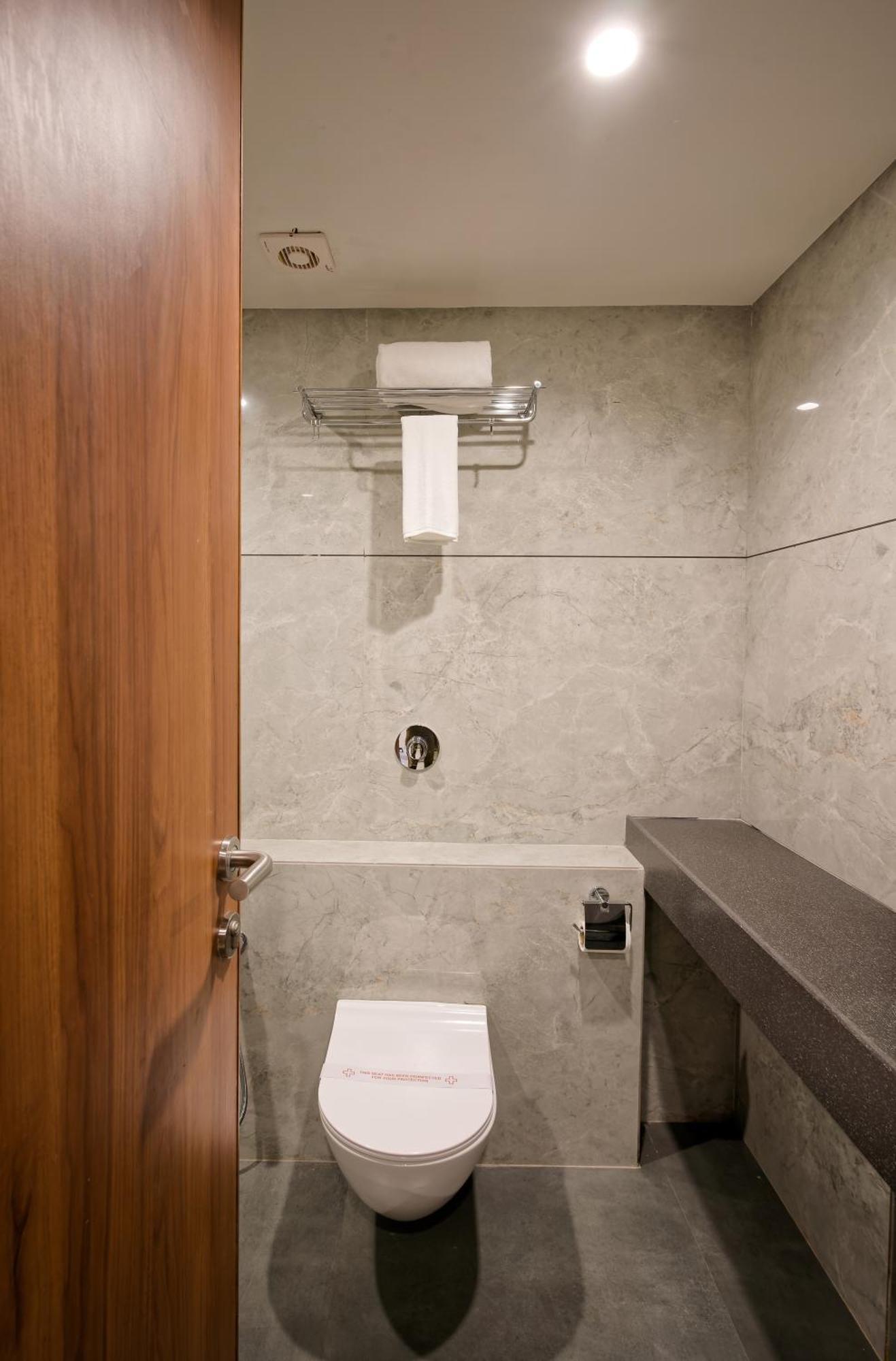 Plenteous Inn Ahmedabad Exterior foto