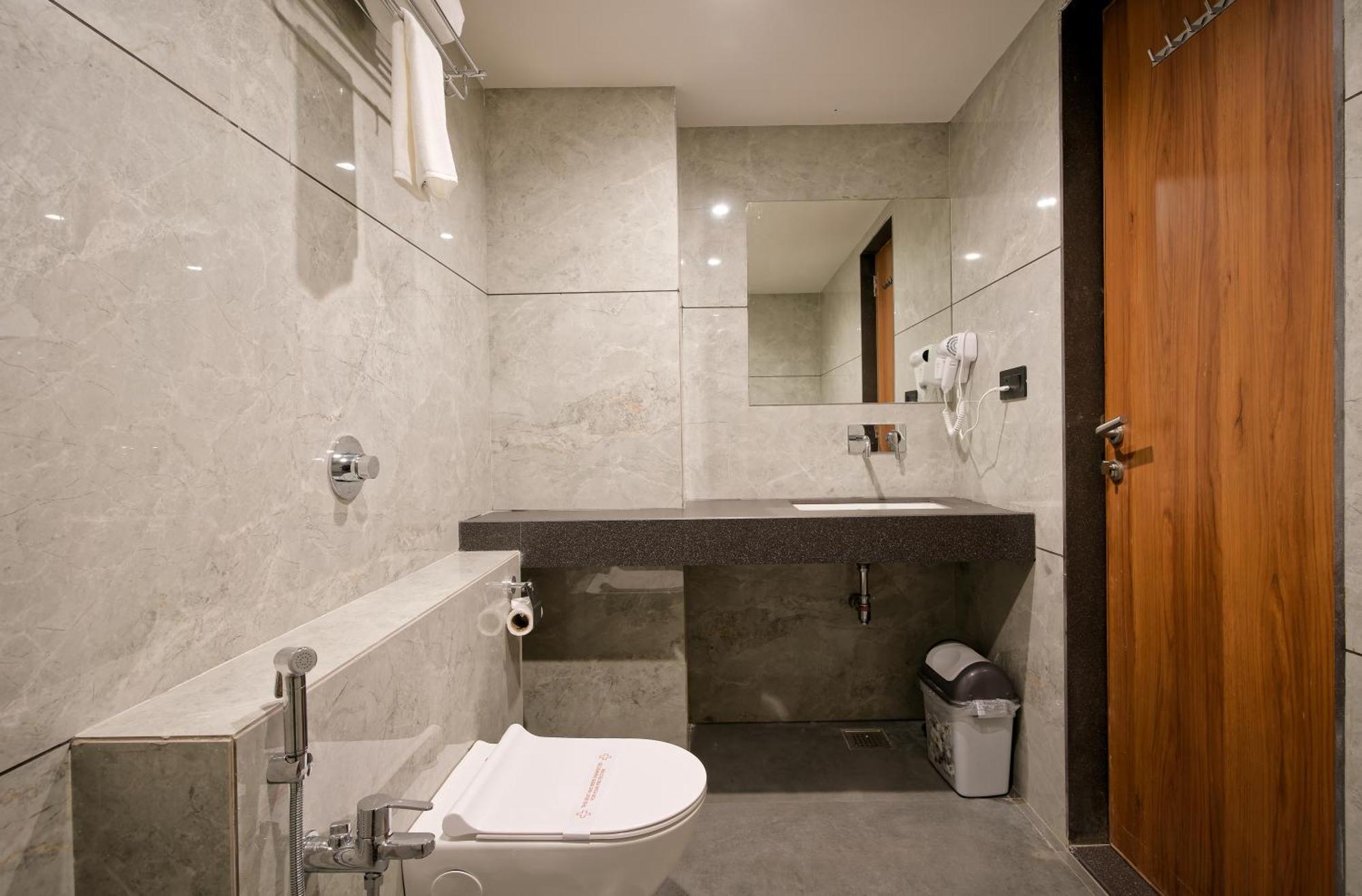 Plenteous Inn Ahmedabad Exterior foto