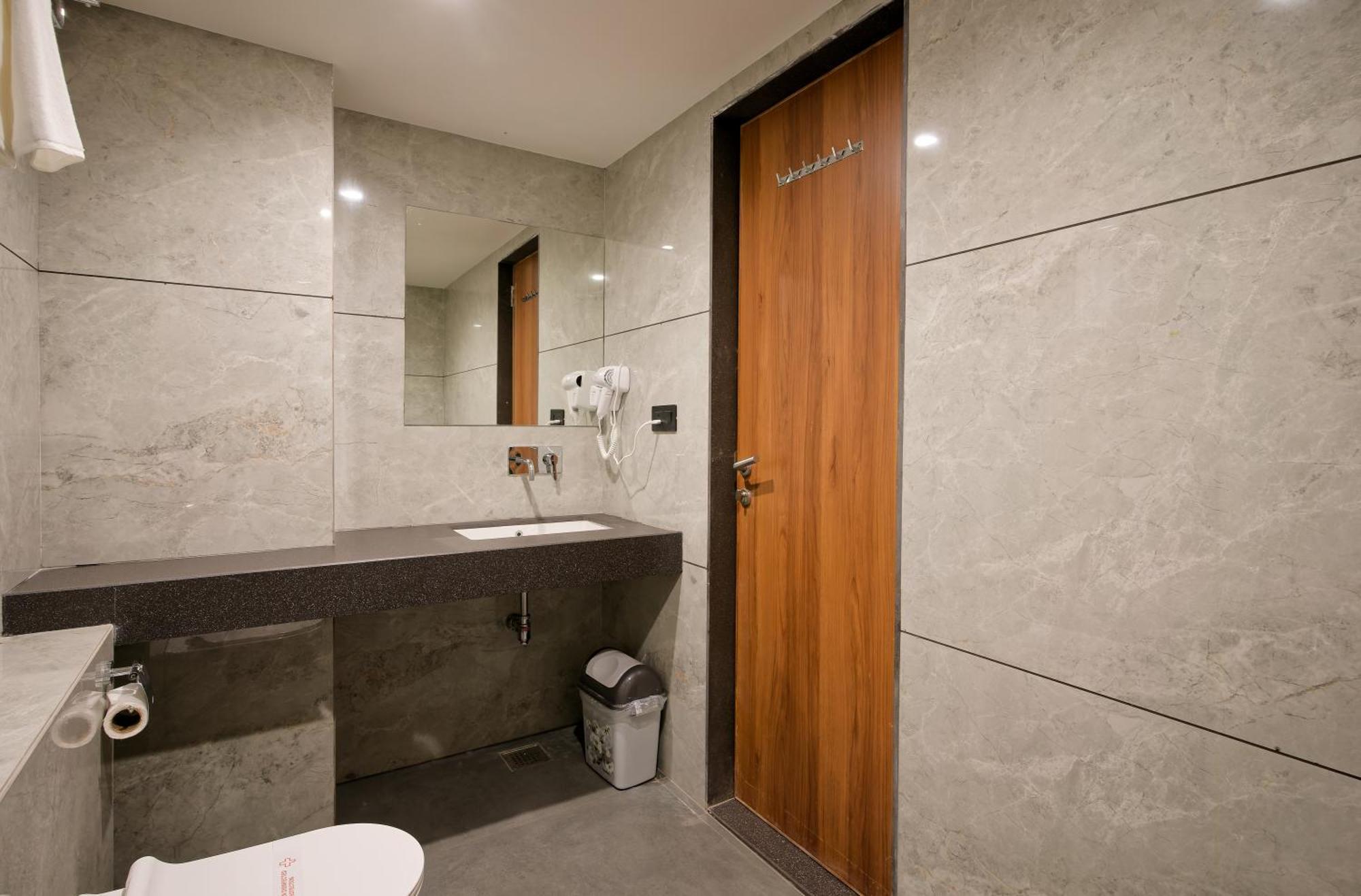 Plenteous Inn Ahmedabad Exterior foto