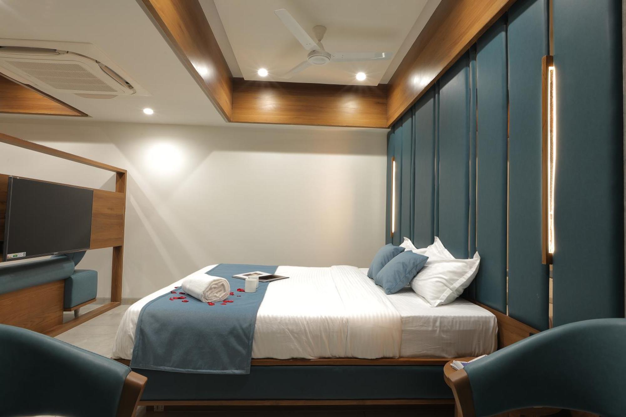 Plenteous Inn Ahmedabad Exterior foto