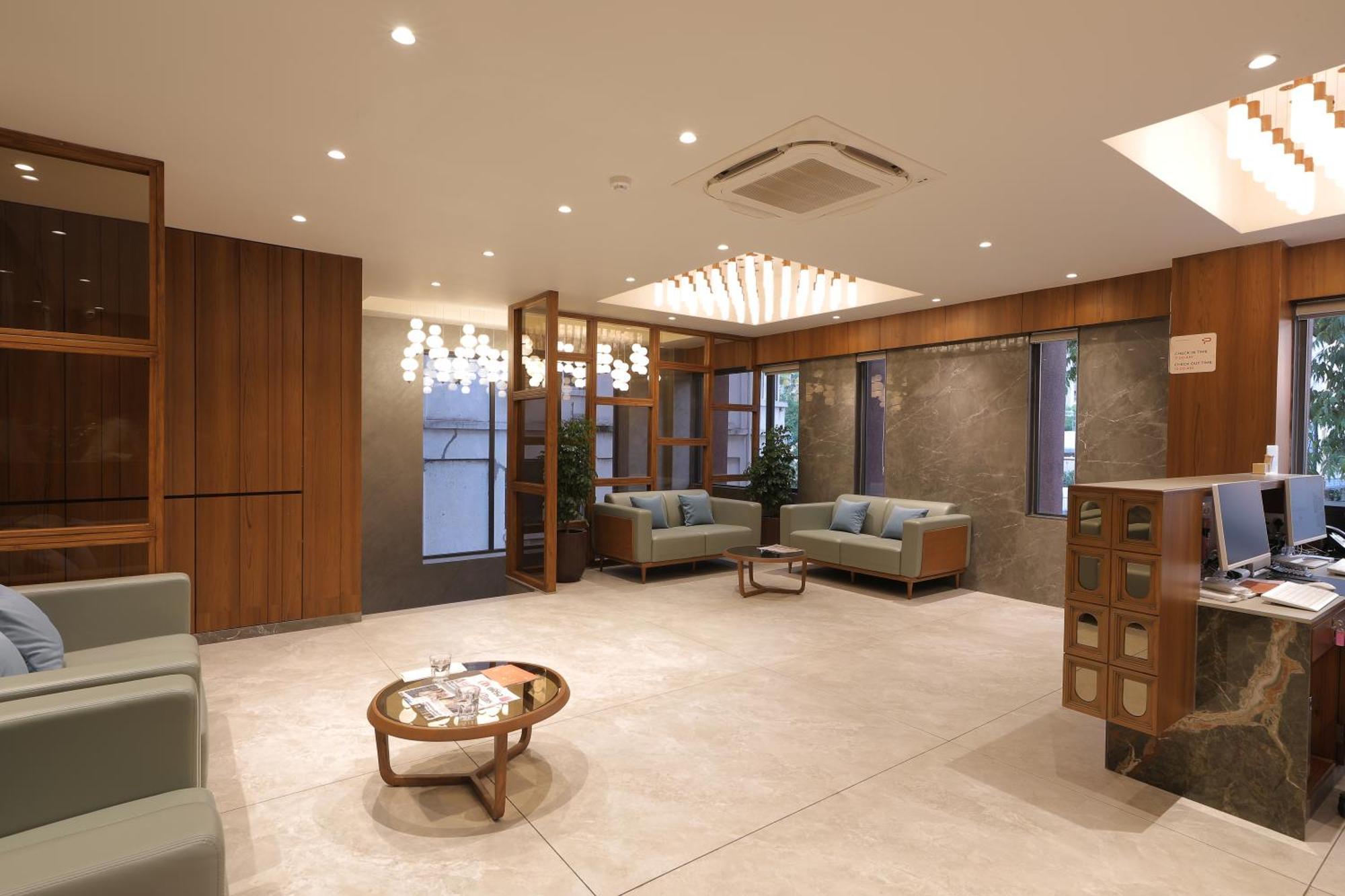 Plenteous Inn Ahmedabad Exterior foto