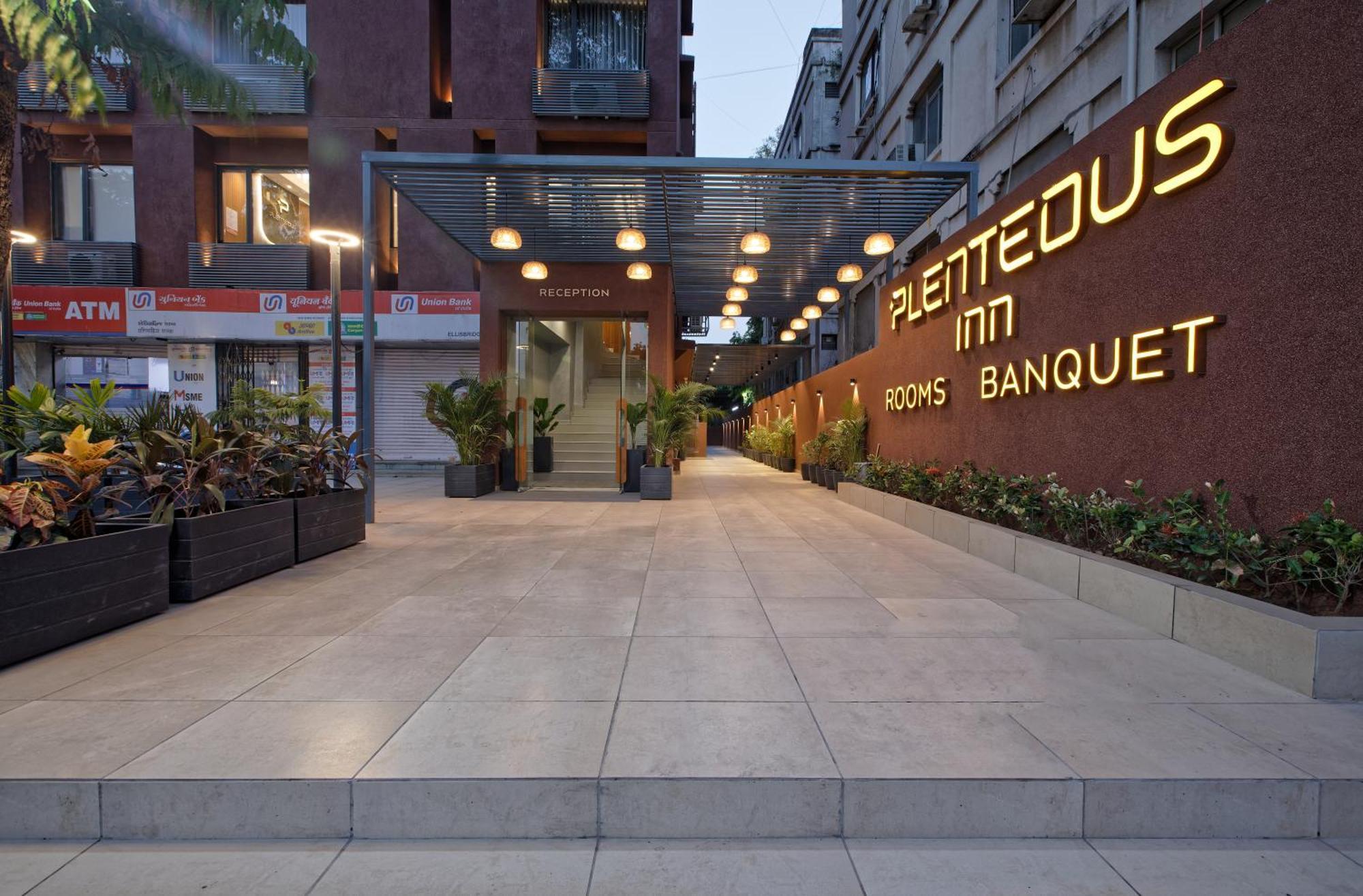 Plenteous Inn Ahmedabad Exterior foto